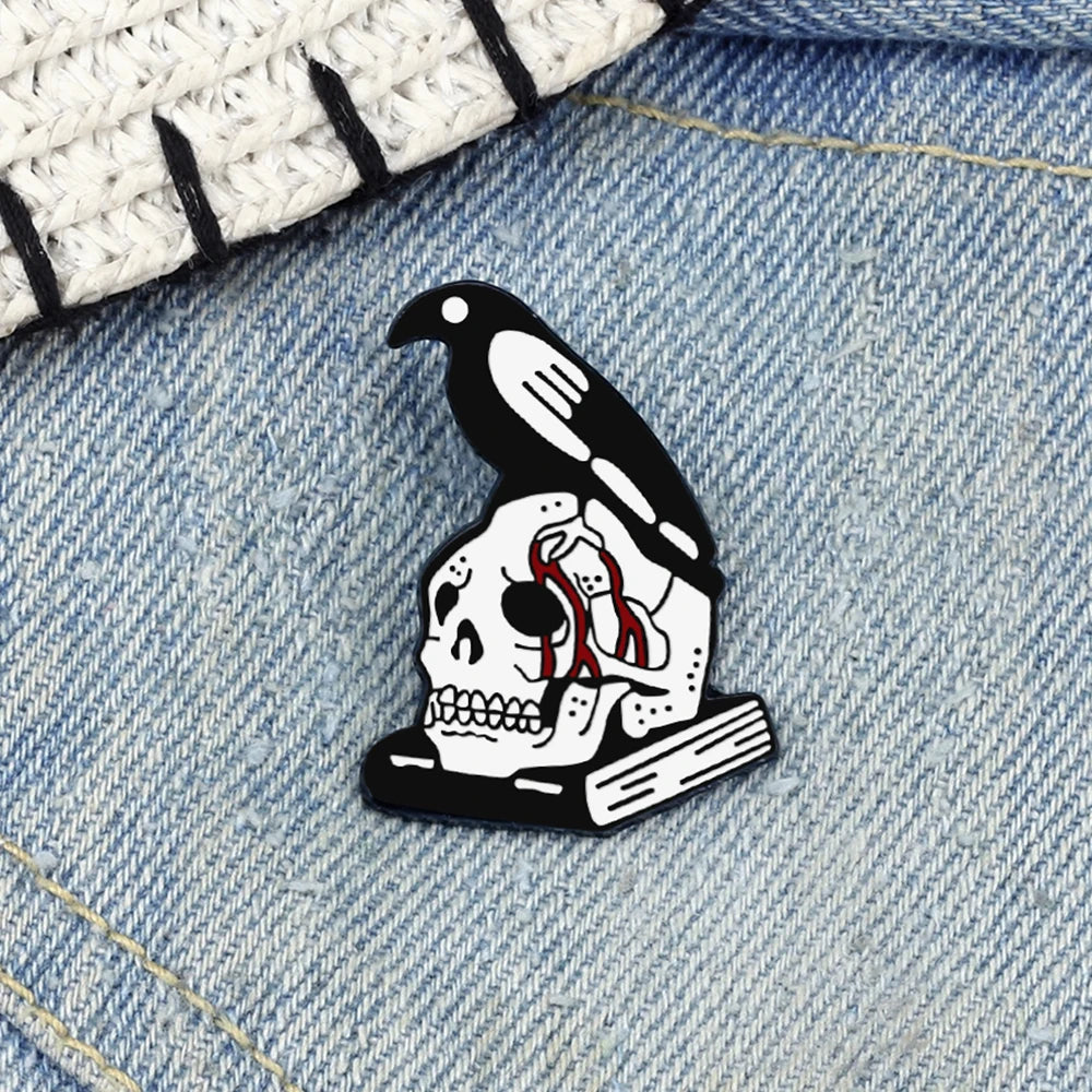 Death Notification!Gothic Skeleton Brooch Badge Horrible Crow Standing on Bleeding Skull Enamel Pin Creative Denim Lapel Jewelry