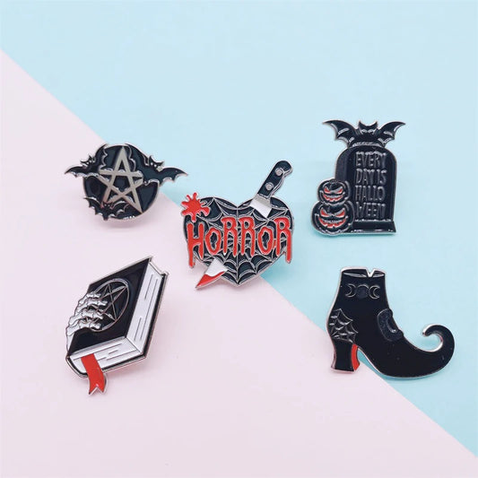 Creative Punk Halloween Spooky Dark Heart Enamel Brooch Magic Books Bat Dagger Alloy Pins Badge Personality Woman Jewelry Gift