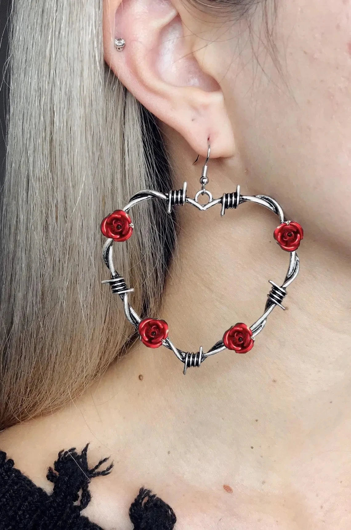 Barbed wire heart earrings,gothic heart earrings,barbed wire jewelry,biker jewelry,black heart drop earrings,red rose earrings